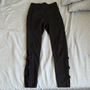 Popfit leggings with in black with pockets and cute side details size M